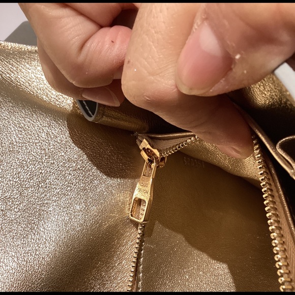 🔥SOLD🔥RARE Louis Vuitton Silver/Gold Epi
Leather Blade Clutch - Picture 4 of 5